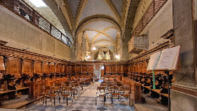 vista panoramica di Badia a Passignano Navata della chiesa